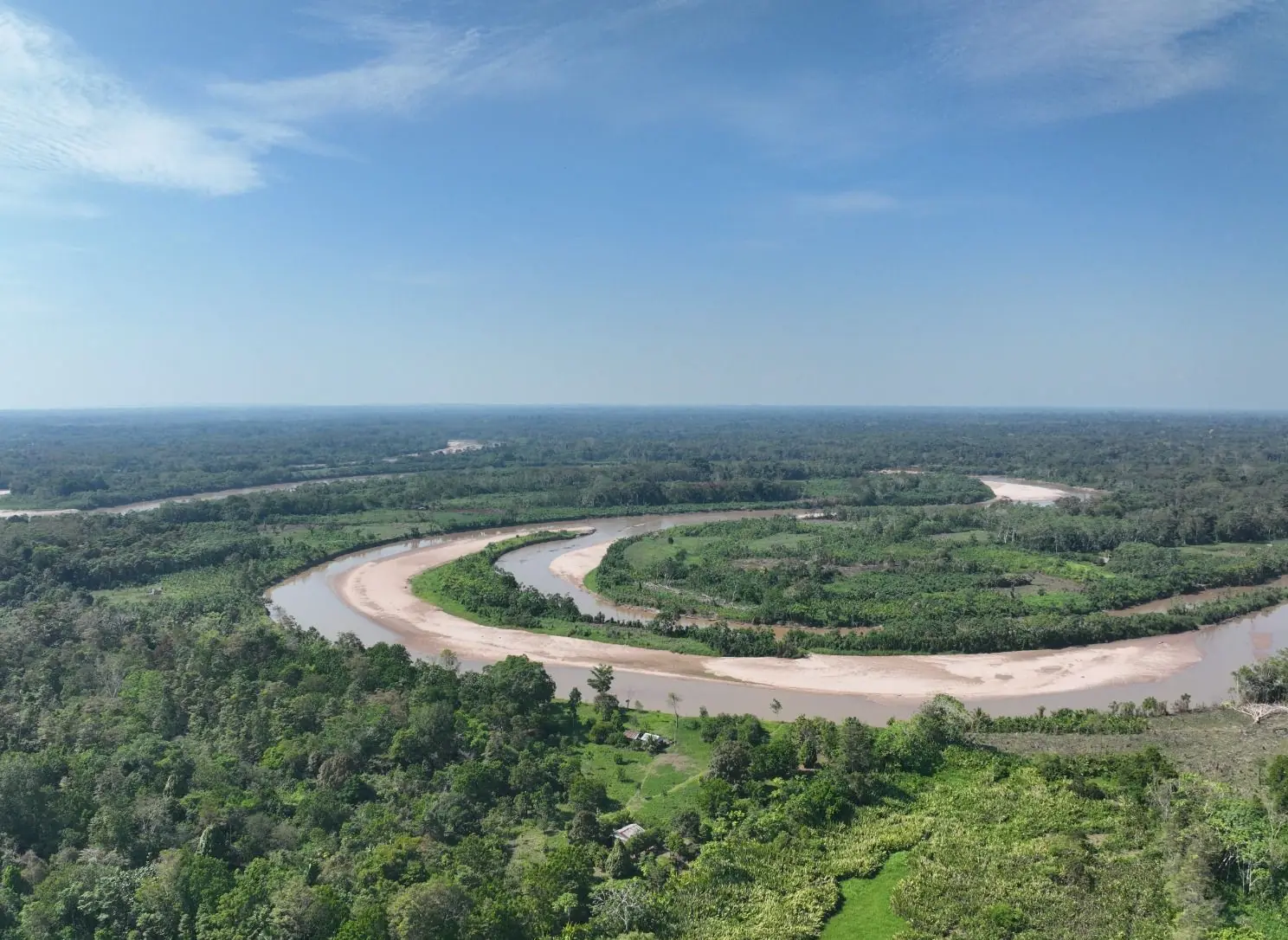Meandro de un río amazónico visto desde un dron